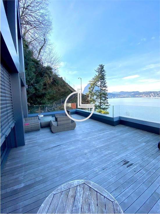 Terrazza fronte lago al primo piano