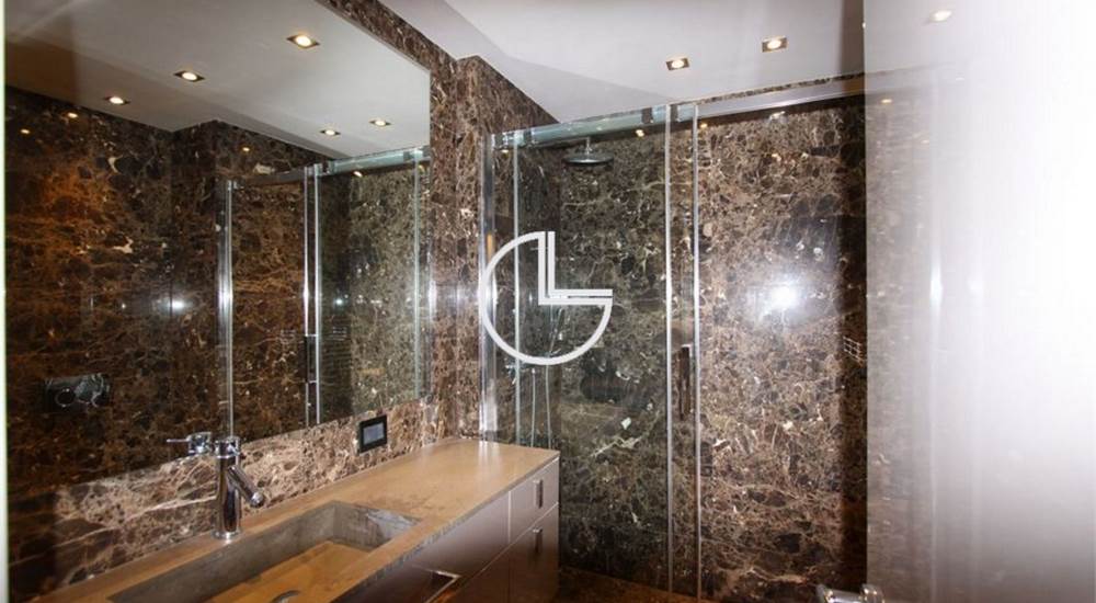 Un bagno con doccia