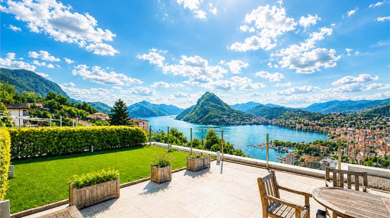 Esclusivo Attico con Roof Garden e Vista Panoramica sul Lago di Lugano